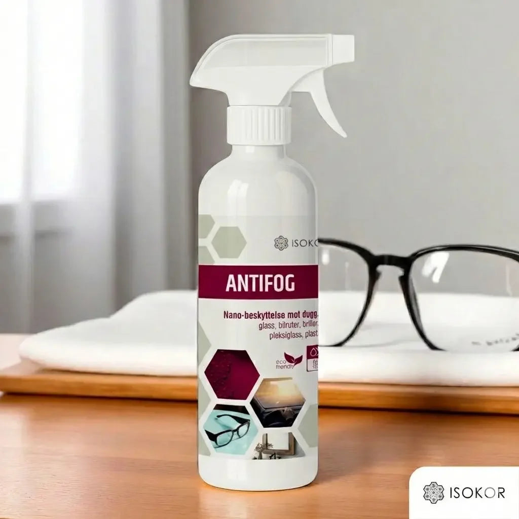 Antifog sprayflaske for nano-beskyttelse mot dugg, til briller og glass, med briller i bakgrunnen.
