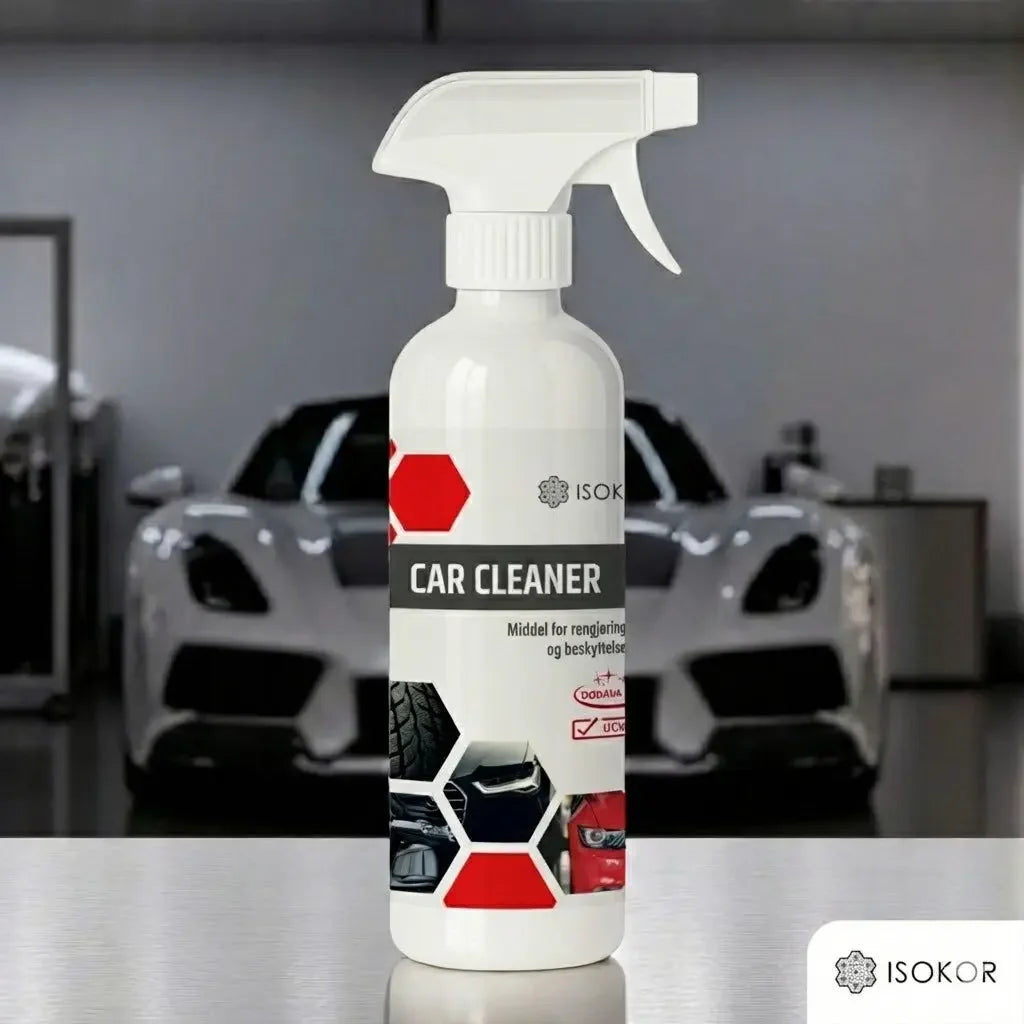 Bilpleie spray med etikett 'Car Cleaner' foran hvit sportsbil i garasje.