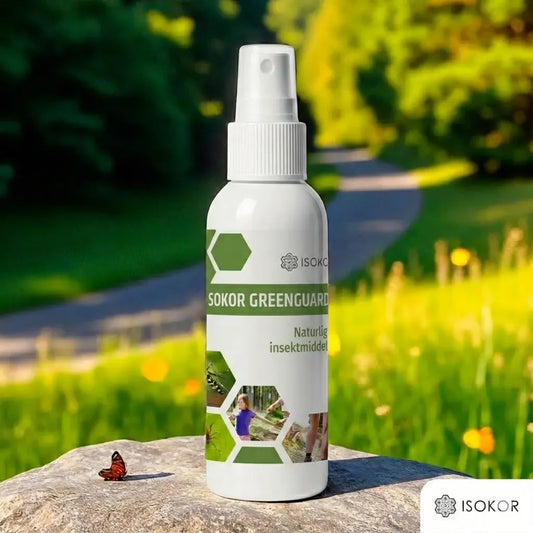 Naturlig insektmiddel sprayflaske utendørs på en stein med grønt og sommerfugl