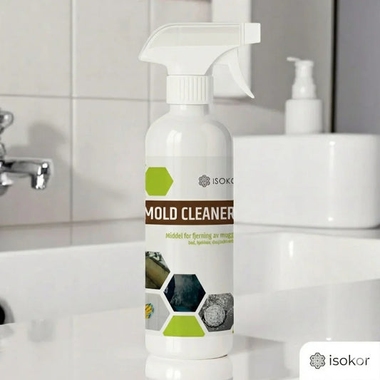 Sprayflaske med muggfjerner på baderom, økologisk rengjøringsprodukt for allergikere