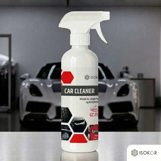 Bilpleie spray med etikett 'Car Cleaner' foran hvit sportsbil i garasje.